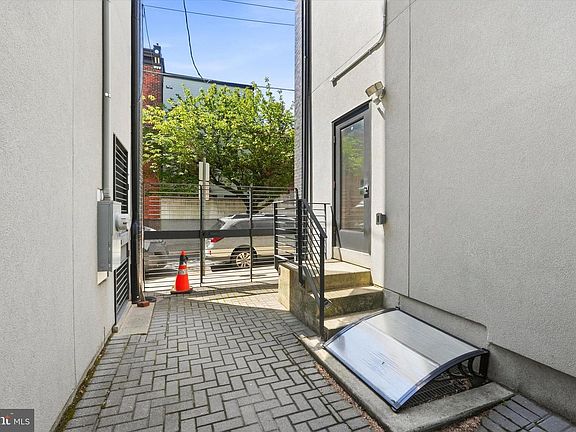 3rd image of 1101 N Galloway St