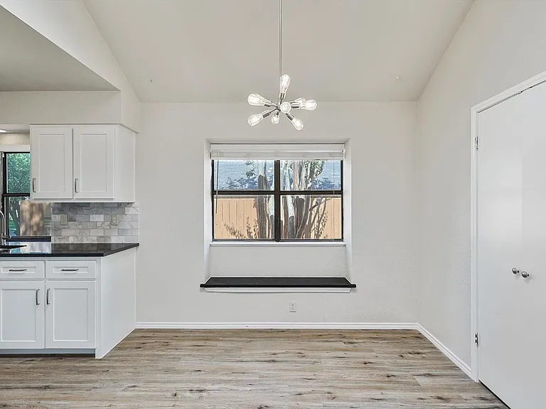 653 Raven Ln — Photo 3