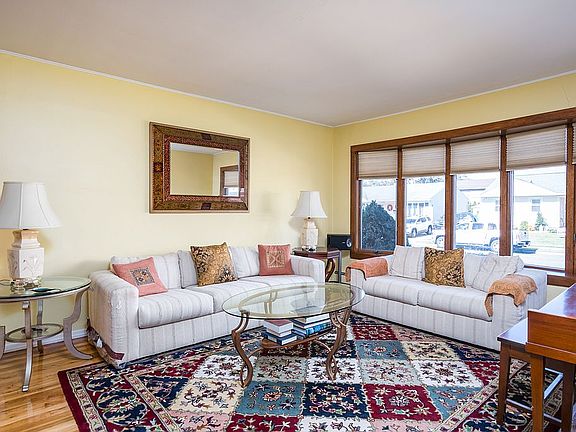 3rd image of 695 Dickens Ave
