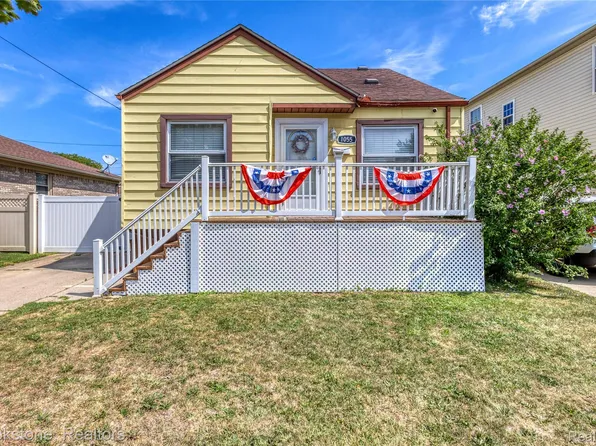 1055 8th St, Wyandotte, MI 48192