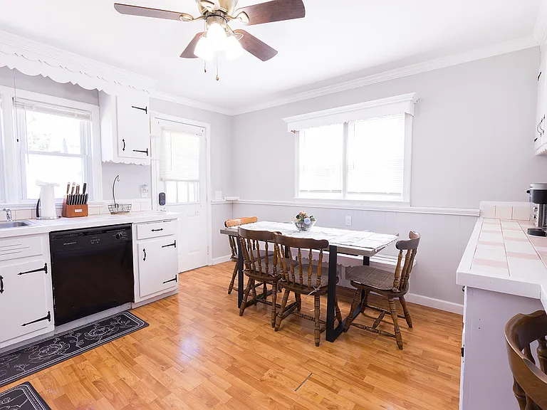 30 Florence Ave — Photo 12