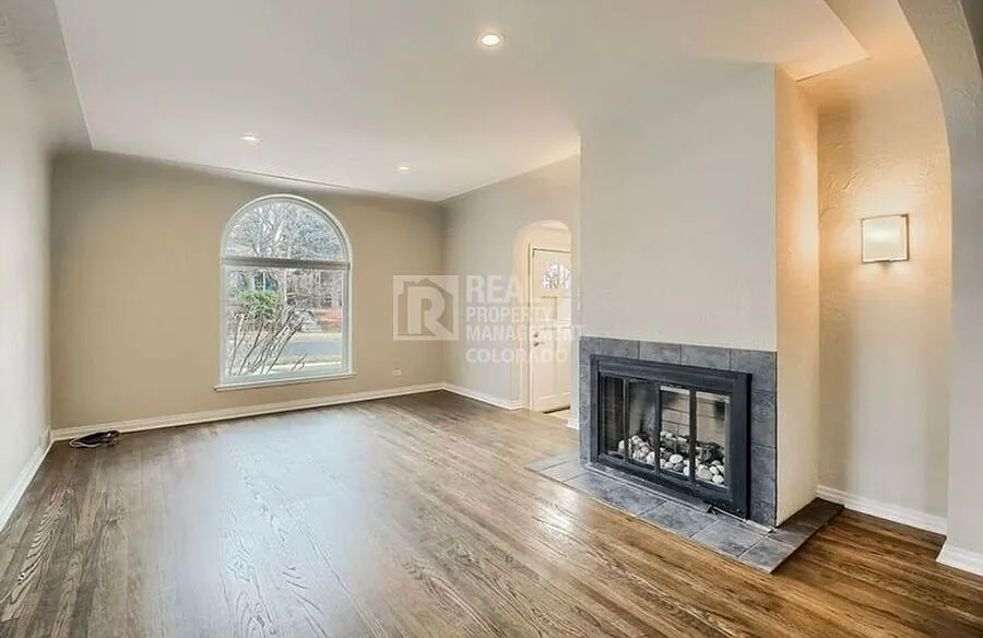 Charming 3-Bedroom Bungalow with a Spacious Yard in the Hale Neighborhood! — Photo 4