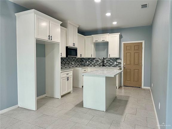 4th image of 704 Heaven St