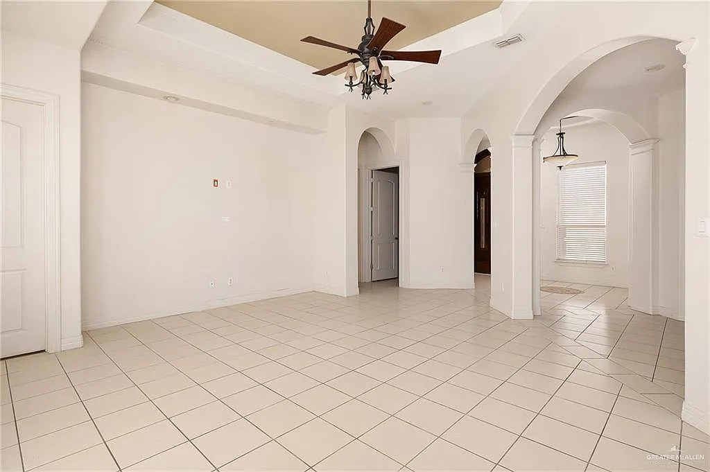 3 bed, 2.5 bath, 1950 sqft, $2,100 — Photo 2