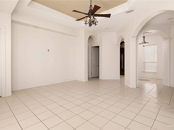2nd image of 402 Hackberry Ave