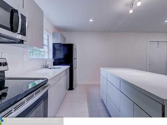 3rd image of 645 NE 10th Ave APT 5