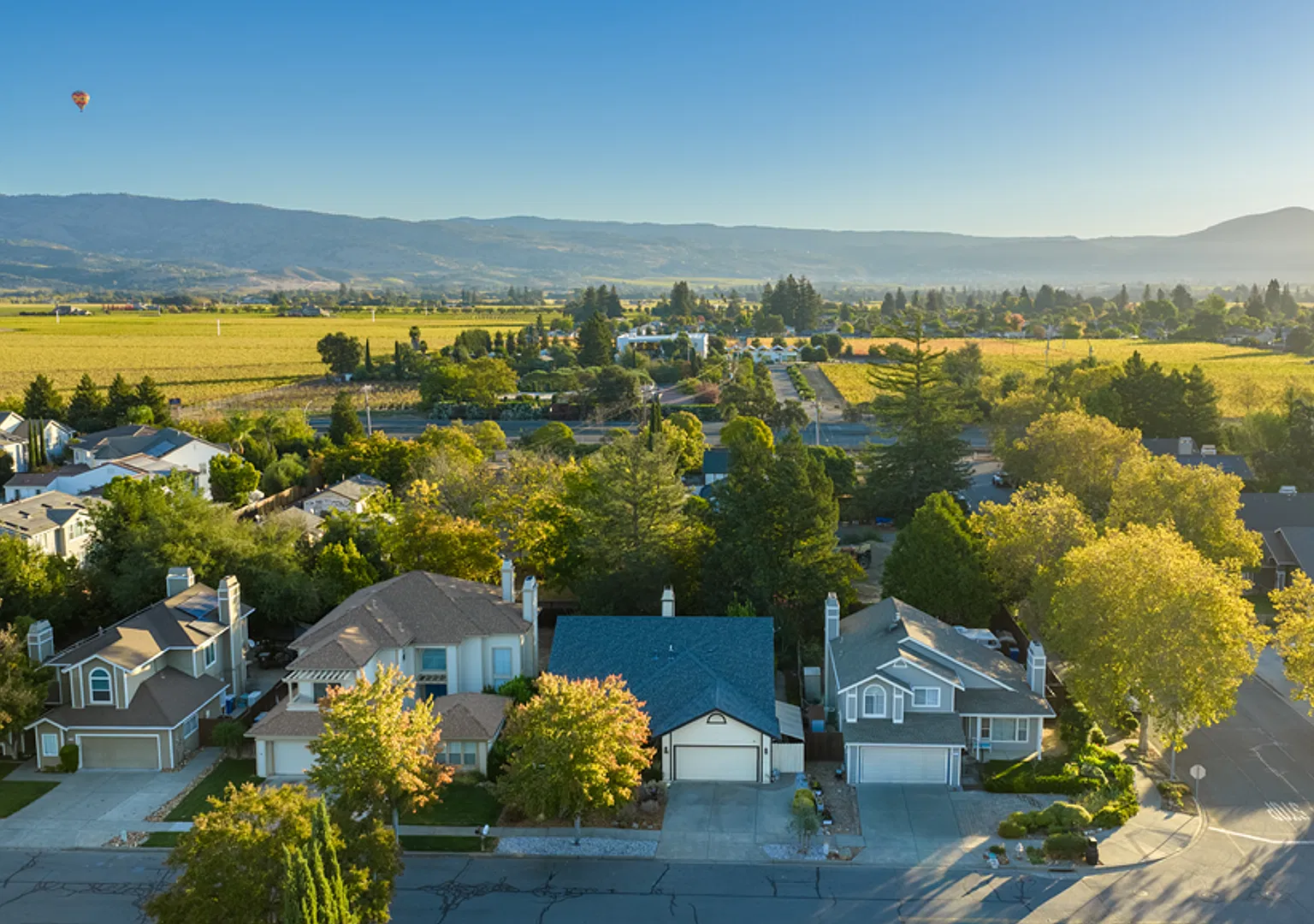 Beautiful 3-Bedroom Home in Napa's Desirable Vineyard Estates Neighborhood — Photo 4
