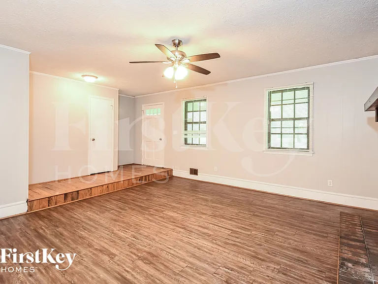3704 Newport Dr — Photo 4