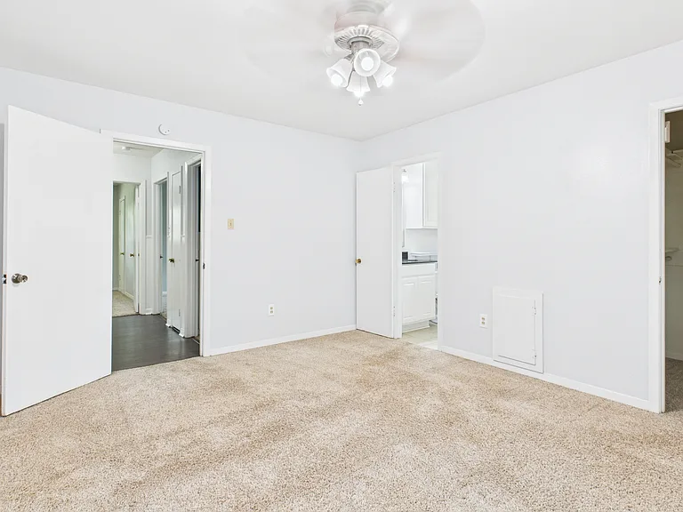 1402 Village Dr — Photo 25