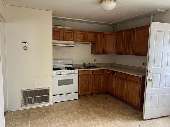 3rd image of 210 Stratford Dr