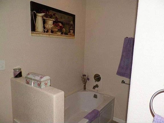3rd image of 302 Nagel St