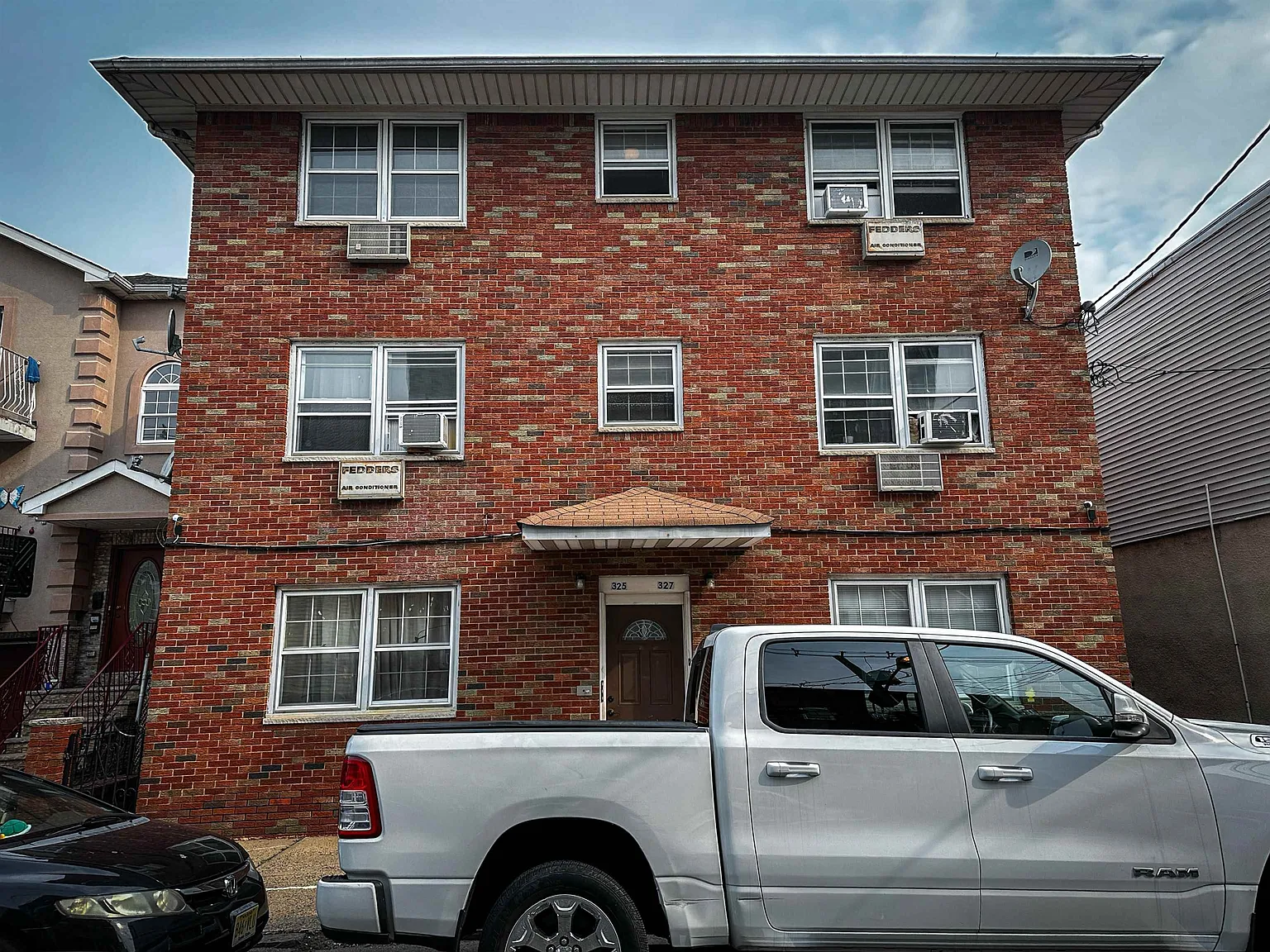 2 bed, 1.0 bath, 883 sqft, $2,050 — Photo 1