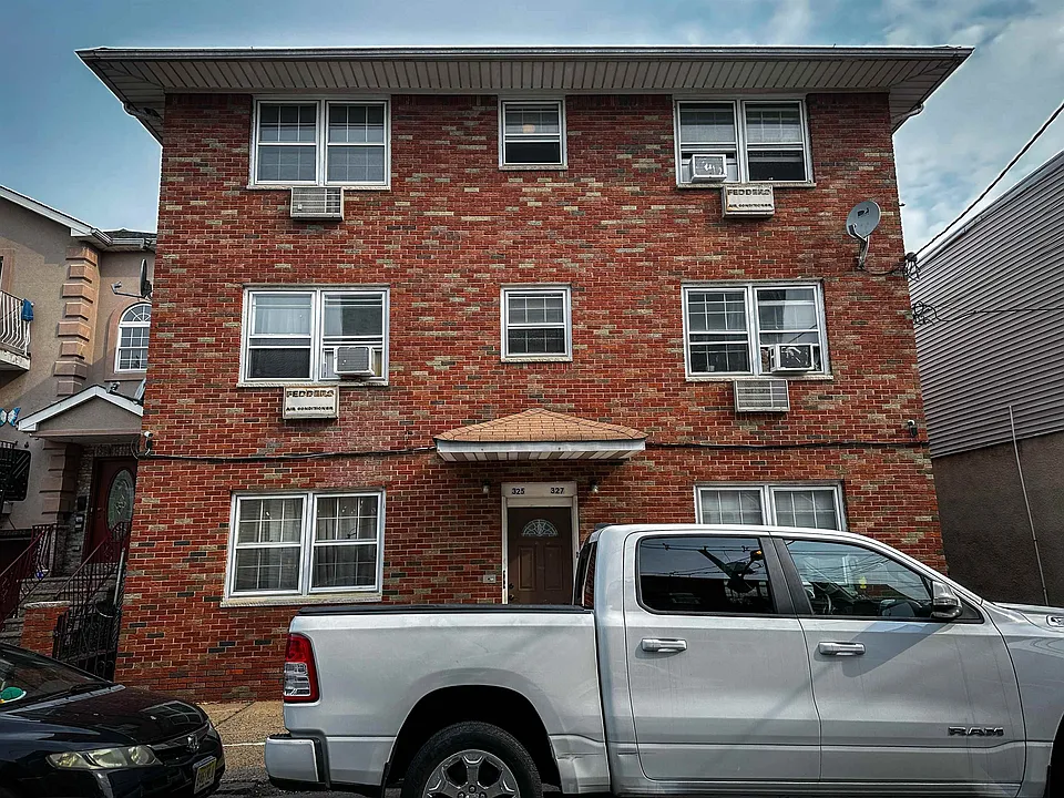 325-327 John St #5