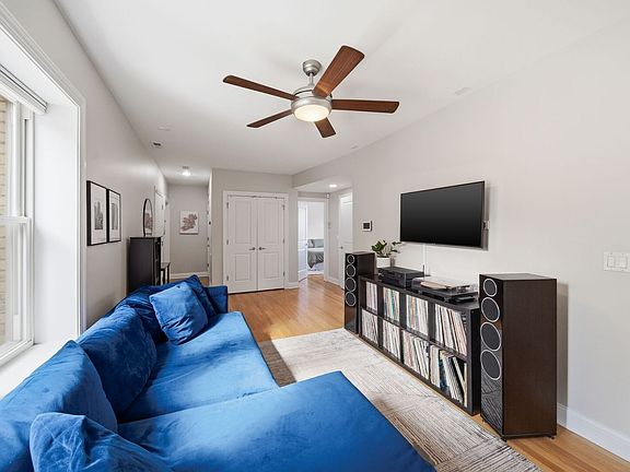 5th image of 2140 W Addison St Unit 1D