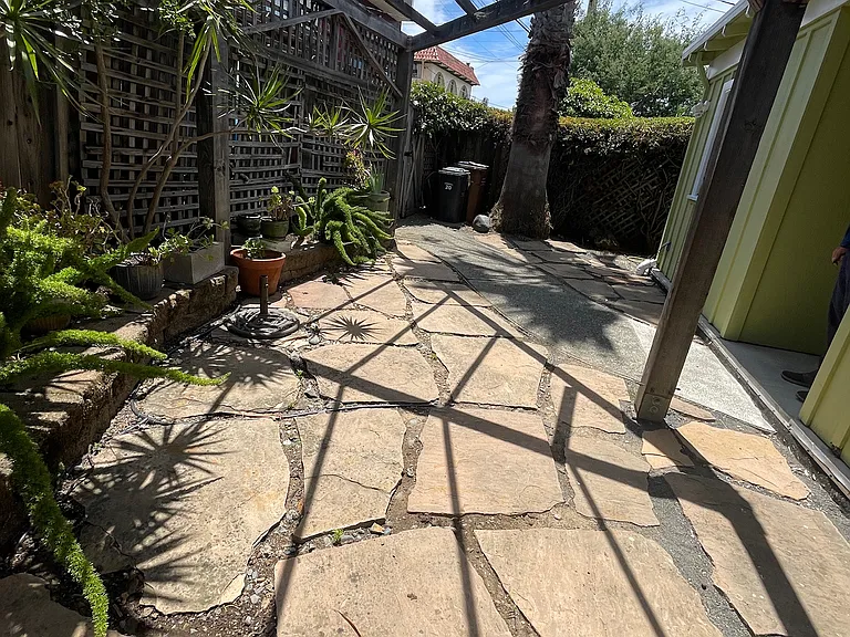 Valencia Ave — Photo 3