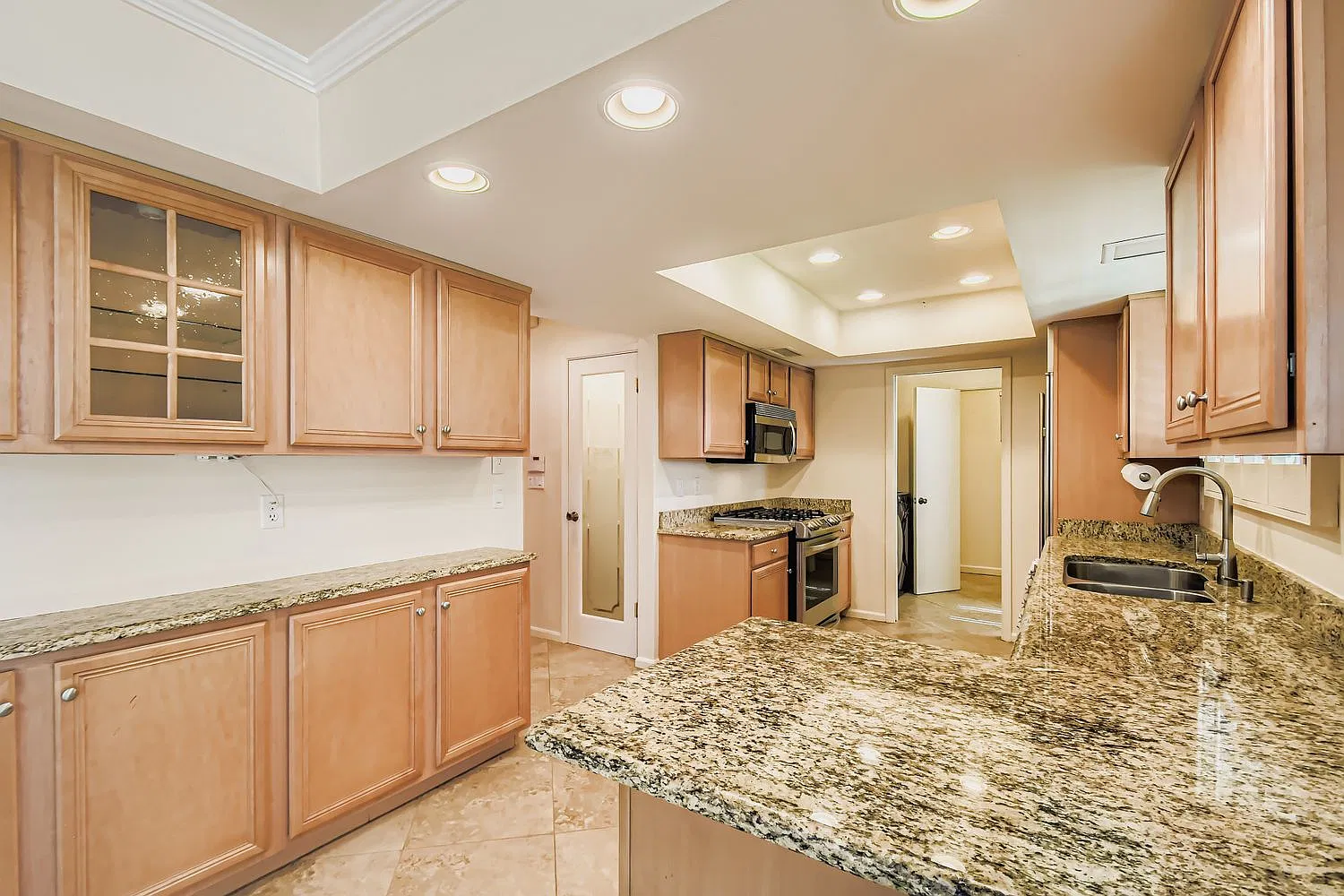 3 bed, 2074 sqft, $3,300 — Photo 4