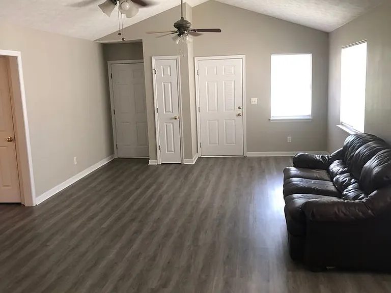 311 Parker Pl — Photo 2
