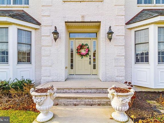 3rd image of 806 Forest Park Dr