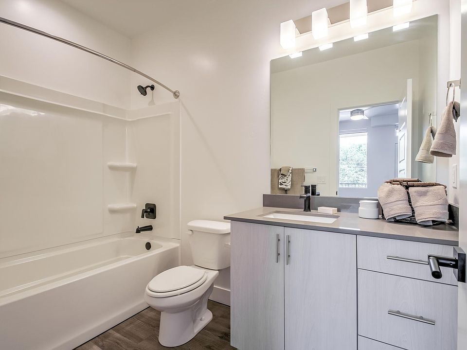 3rd Floor - 3 Piece Ensuite Master Bath