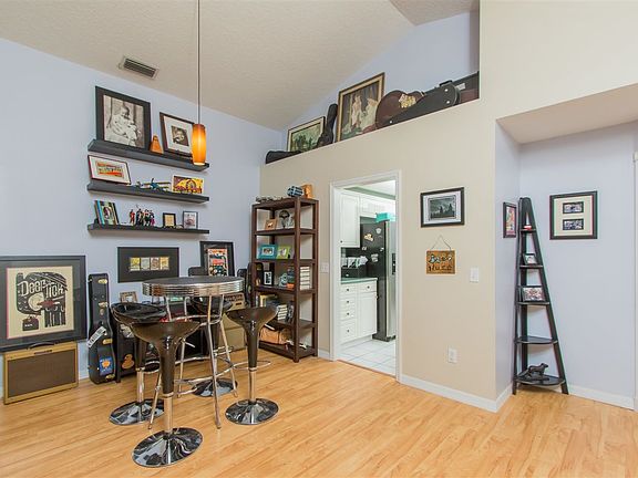 5th image of 416 Chamberlain Dr