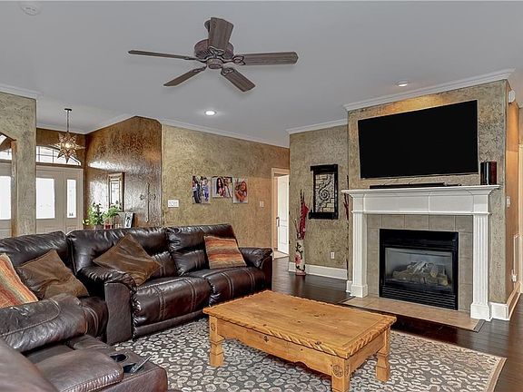 4th image of 2300 Auburn Ct