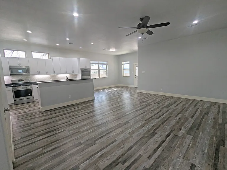 1823 Newport Ave — Photo 4