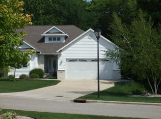 320 Hidden Ridges Ct, Combined Locks, WI 54113