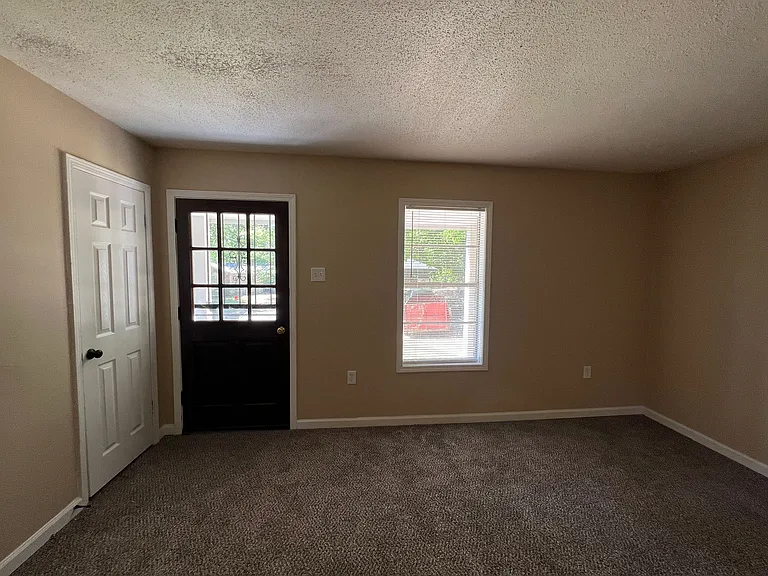 724 Blackstone Ln — Photo 23