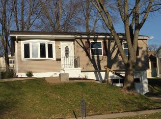 1296 Golden Valley Dr, Bettendorf, IA 52722