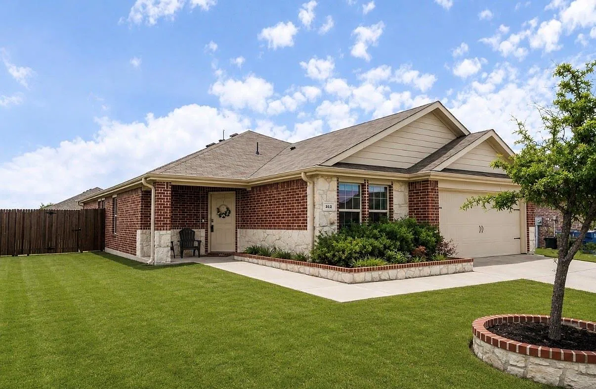 Stylish 5-Bed Home with Resort-Style Amenities in Magnolia Phase I, Josephine — Photo 2