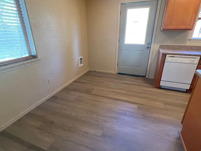 1431 NE Lucinda Ct — Photo 6