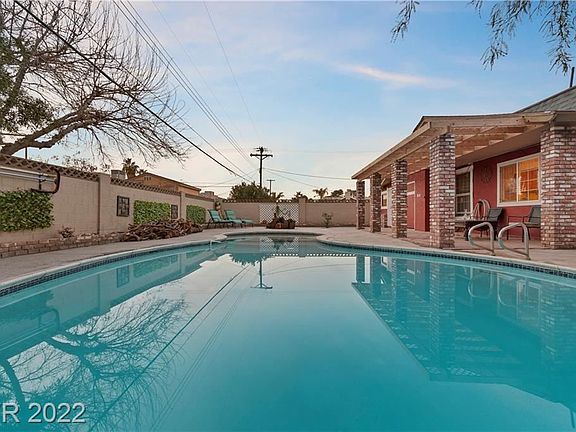 3rd image of 3075 Greenbriar Dr