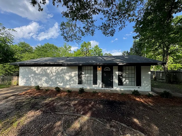 4 bed, 1208 sqft, $1,600 — Photo 1