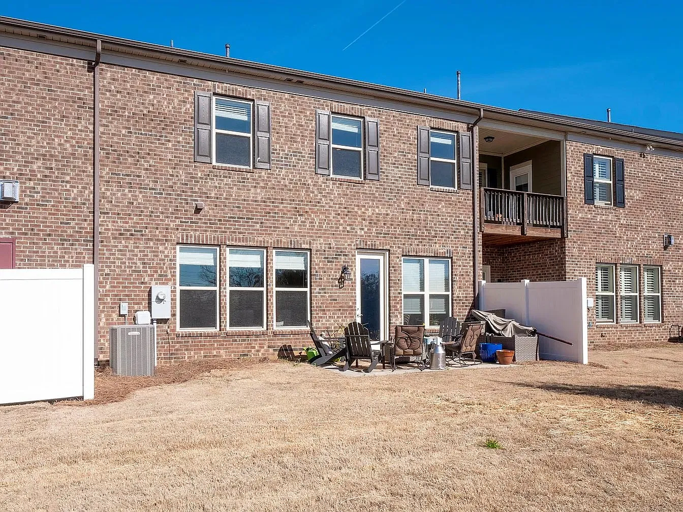 3 bed, 2.5 bath, 2670 sqft, $3,350 — Photo 3