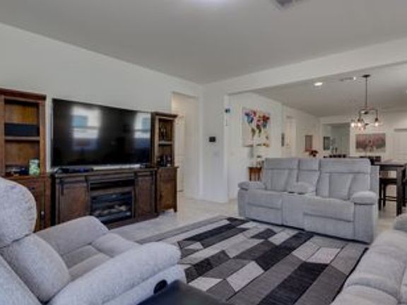3rd image of 9817 W Southgate Ave