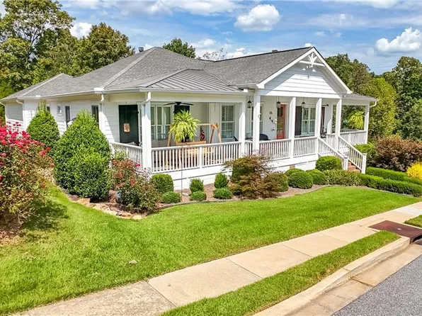 135 Village Dr, Clarkesville, GA 30523