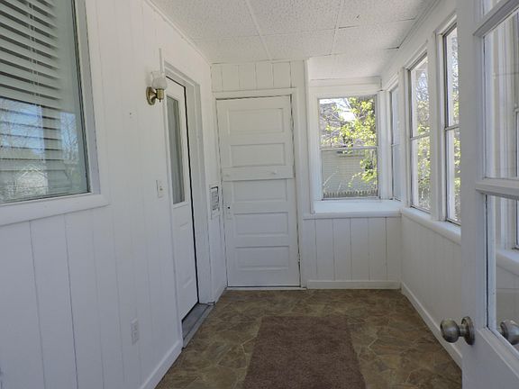 4th image of 559 Leonard St NE