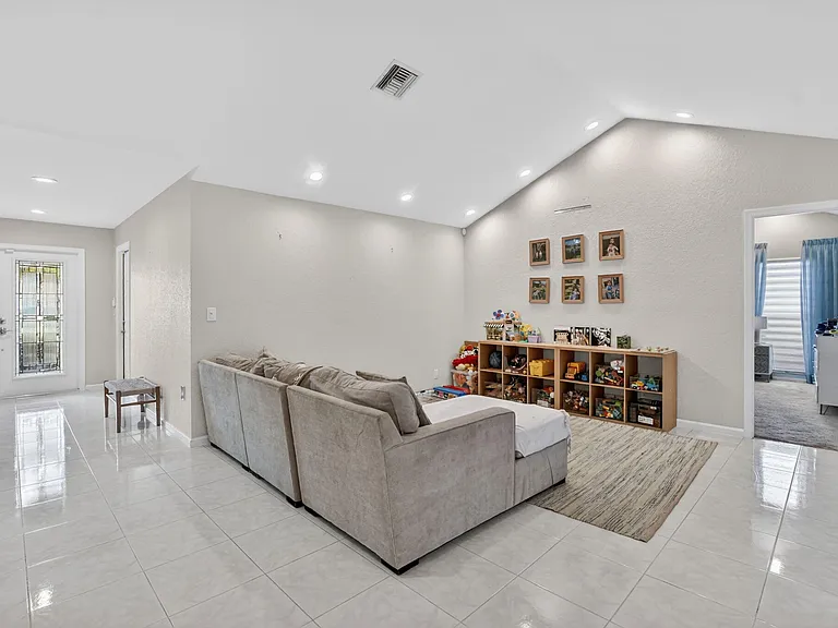 10065 Camelback Ln — Photo 6