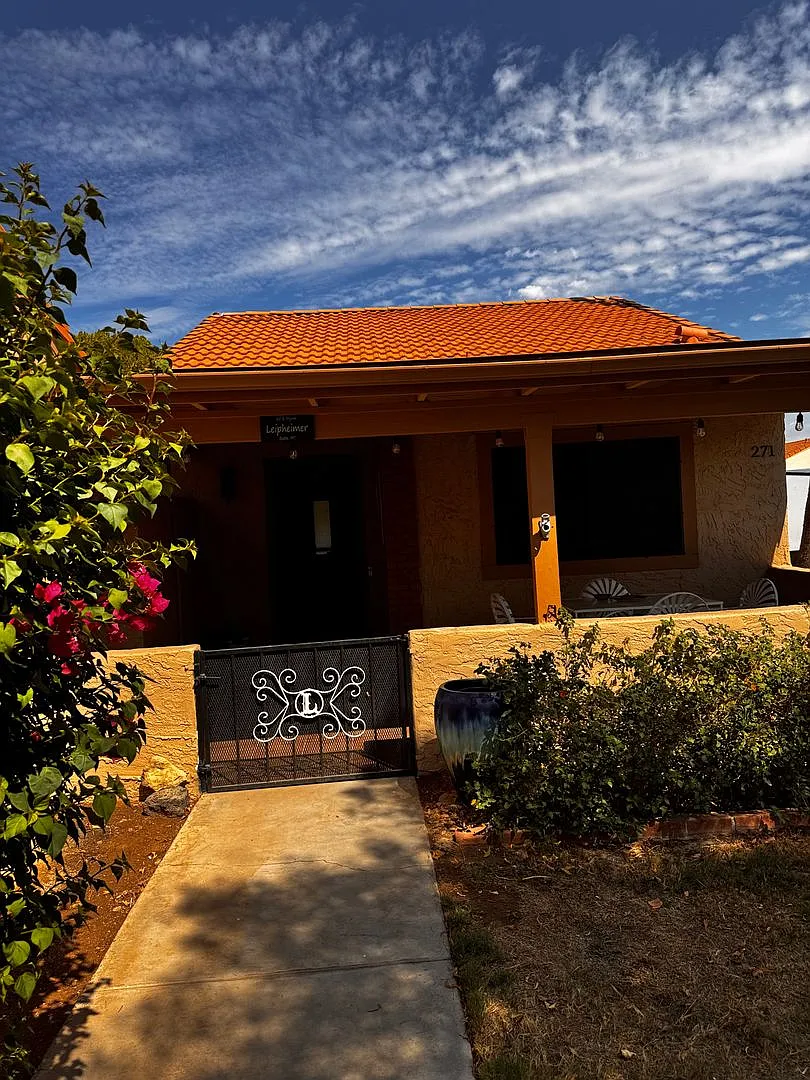 Check out this lovely 3 bed 2 bath home for the Fall Season. Rental Available Now through Novembe... — Photo 1