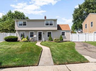 44 Swan Ln, Levittown, NY