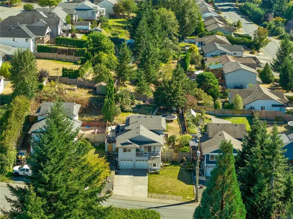 825 Pinecrest Rd, Campbell River, BC V9W 7N2