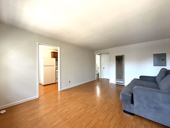 3rd image of 1324 El Camino Real APT 5