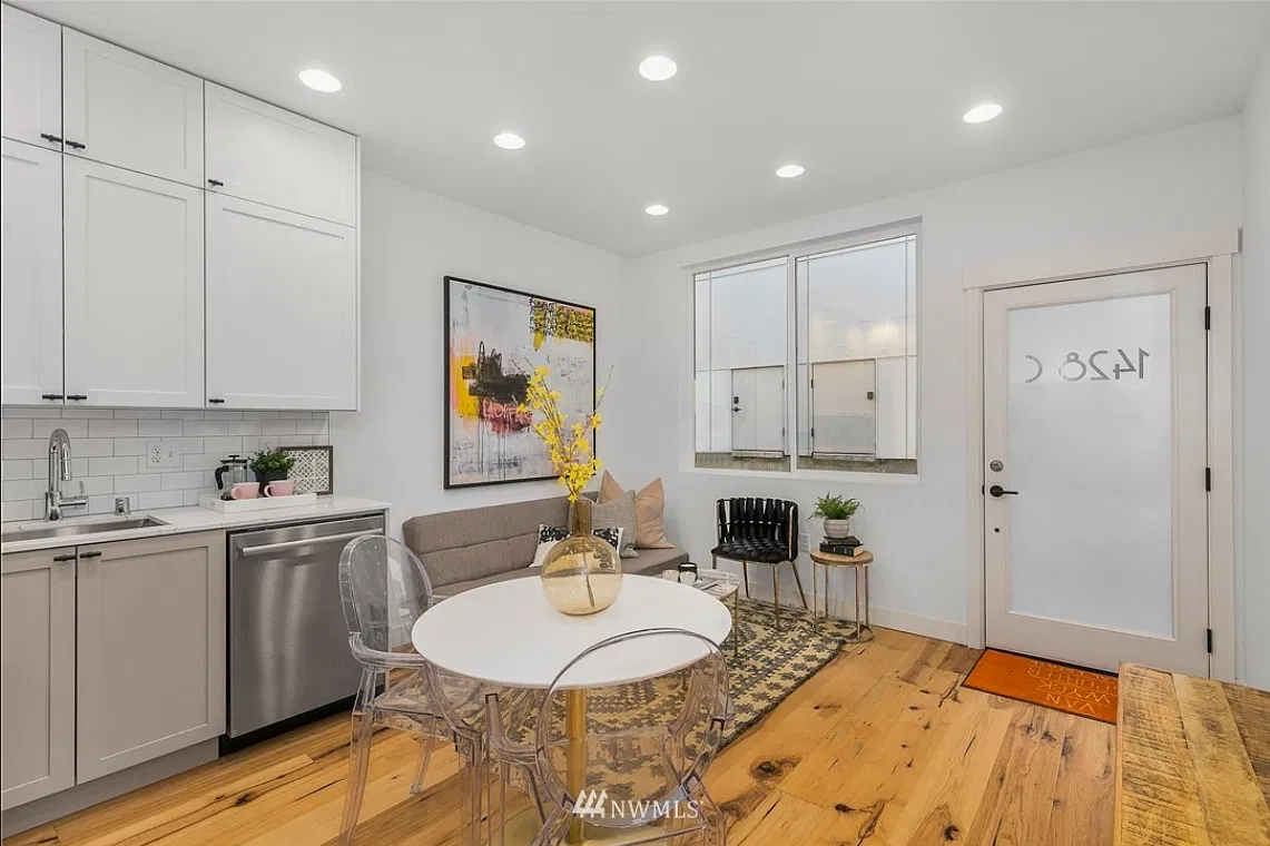 2 bed, 900 sqft, $3,000 — Photo 4