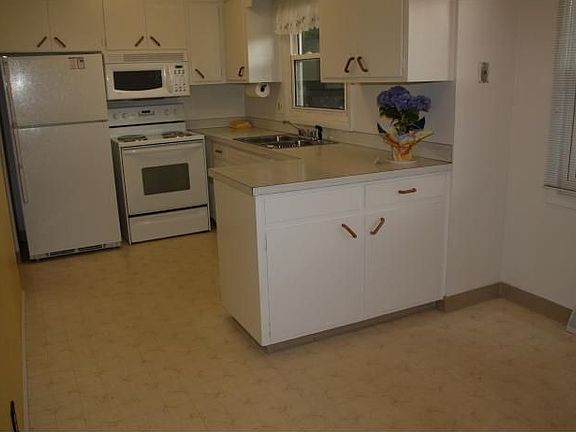 Kitchen w/ Breakfast Nook