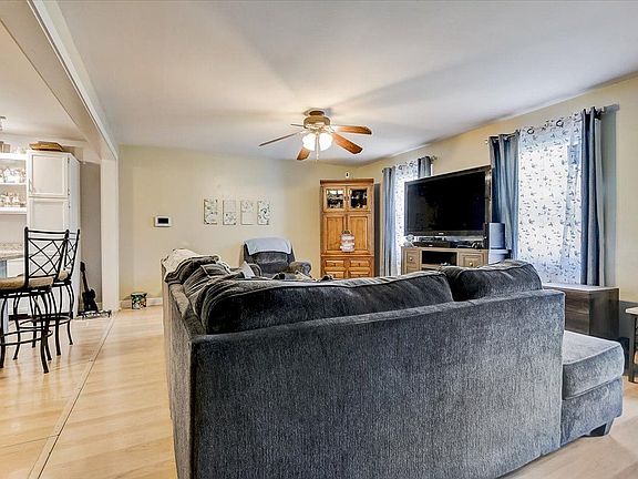 3rd image of 125 Cedarwood Ave