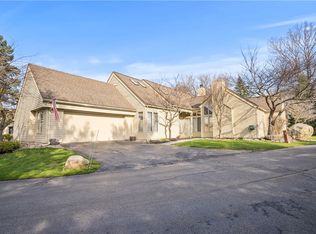 2 Autumn Trl, Penfield, NY 14526