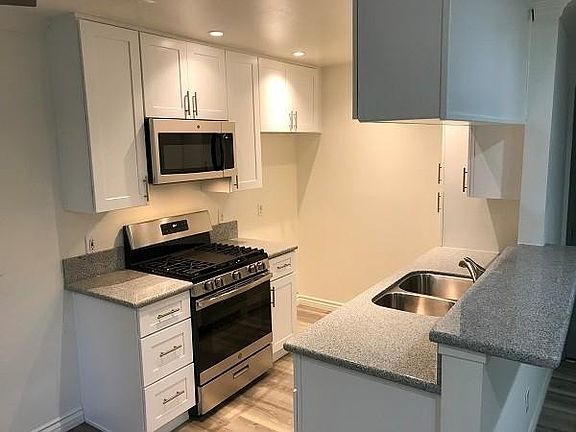 4th image of 6450 Woodman Ave Unit 6