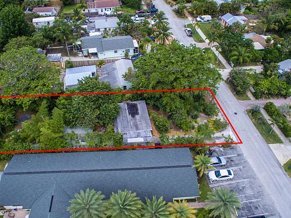 3rd image of 826 N Lake Ave