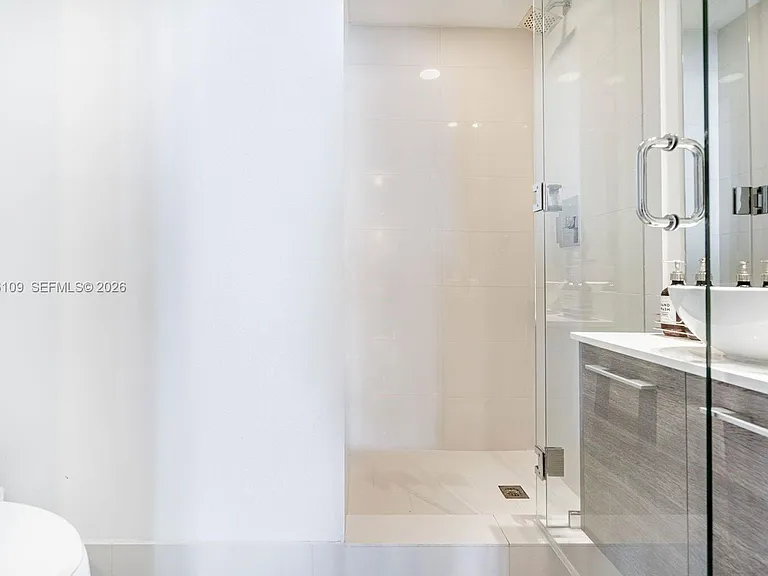 650 NE 32nd St #2005 — Photo 15