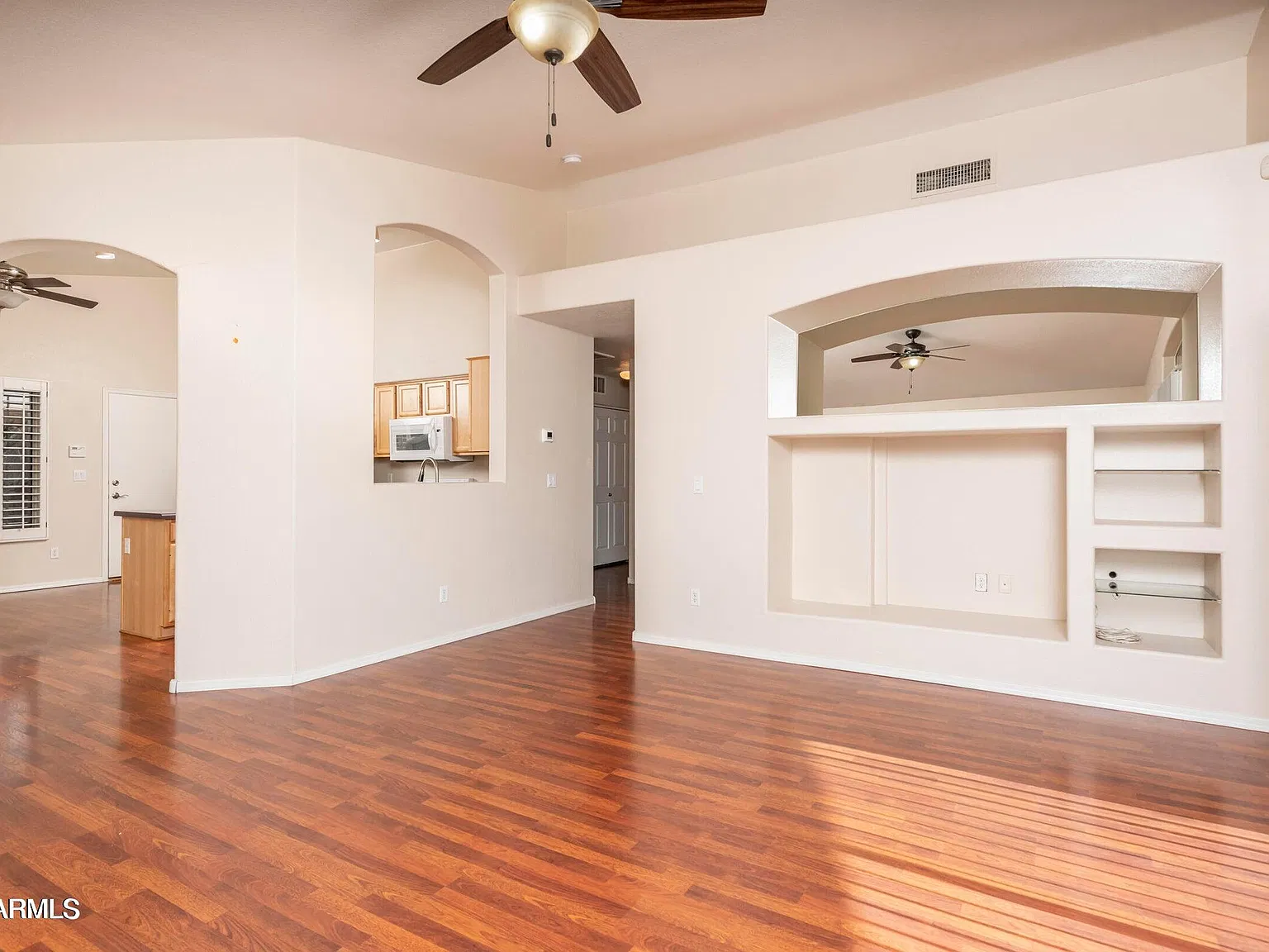 3 bed, 2.0 bath, 1358 sqft, $2,300 — Photo 2